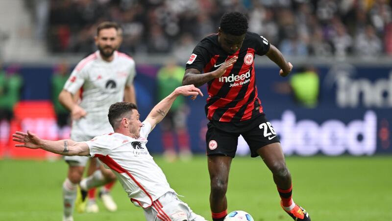 Leverkusen gewinnt wieder spät, Bayern verliert Robin Gosens (l) und Union Berlin nehmen einen Punkt aus Frankfurt mit.