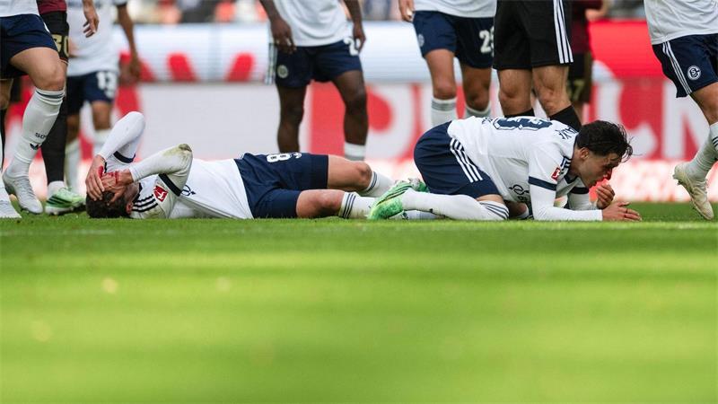 Robin Gosens und Soufiane El-Faouzi müssen nach einem Kopfzusammenstoß behandelt werden. 