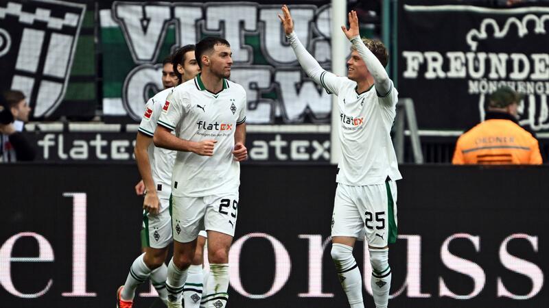 Hack begeistert als Derby-Joker: „Tolle Entwicklung gemacht“ Robin Hack (r) war im Sommer von Arminia Bielefeld nach Mönchengladbach gewechselt.