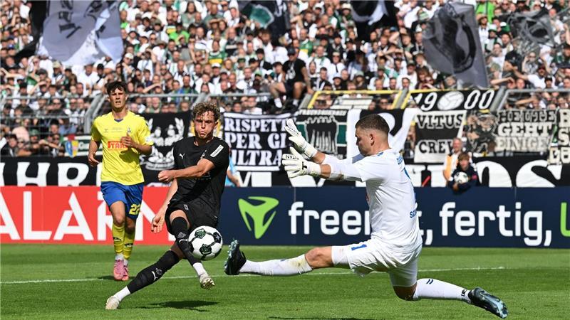 Gladbach dank Hack im Pokal weiter Robin Hack trifft für Gladbach.
