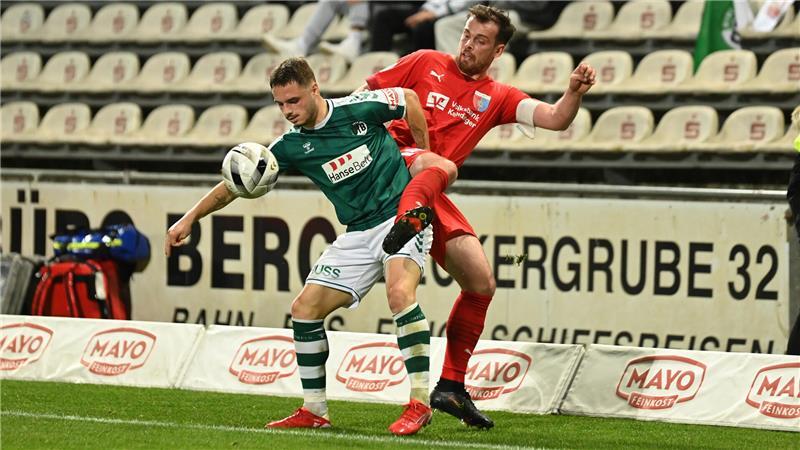 Robin Kölle hat schon häufiger gegen D/A gespielt. Hier kämpft er gegen den Ex-Drochterser Alexander Neumann.