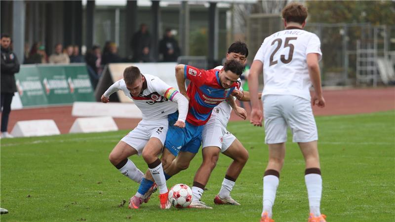 Robin Kölle versucht, seine Kollegen anzutreiben.