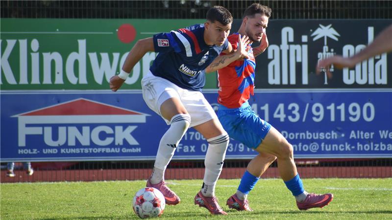 Socken mit Löchern, Sleeves am Bein: Was hinter diesen 7 Trends steckt Robin Kölle zeigt viel Bein, um seine Waden zu entlasten.