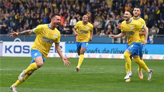 Robin Krauße (l) leitete mit seinem Tor zum 1:0 Braunschweigs Sieg gegen Elversberg ein.