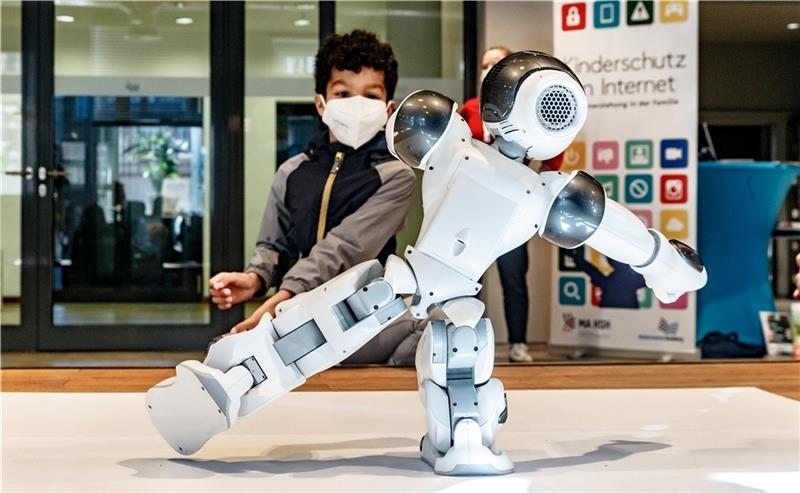 Roboter Nao demonstriert sein Können. Foto: Markus Scholz/dpa