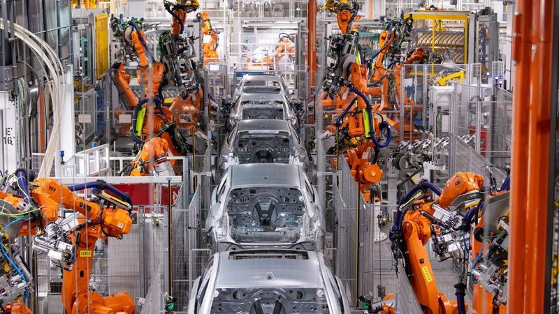 Roboter arbeiten an der Karosserie von verschiedenen BMW-Modellen im BMW-Stammwerk.