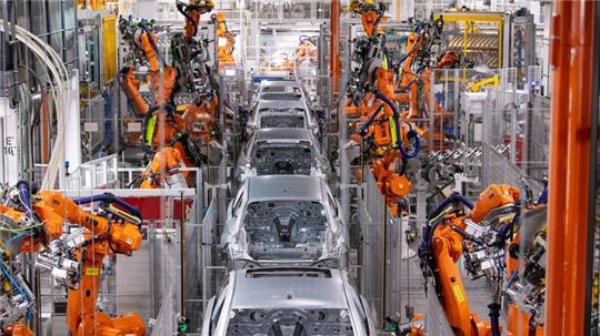 Roboter arbeiten an der Karosserie von verschiedenen BMW-Modellen im BMW-Stammwerk.