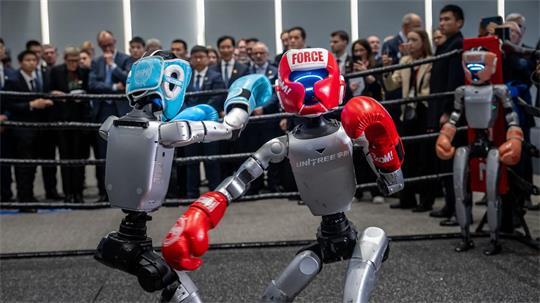 Roboter der Firma Unitree während einer Präsentation beim China-Besuch von Bundeskanzler Friedrich Merz (CDU). (Archivbild)