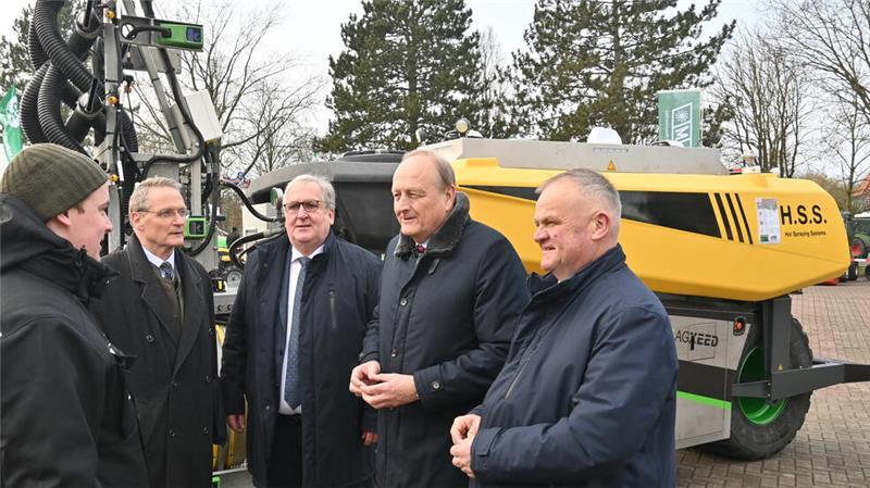 Robotik-Experte Lasse Clausen (Agravis) im Gespräch mit Dr. Karsten Klopp, Jens Stechmann, Bauernpräsident Joachim Rukwied und Claus Schliecker (von links).