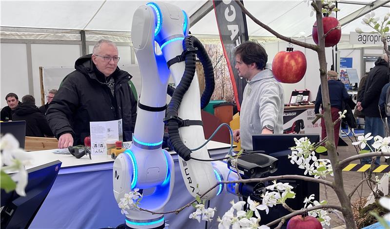 Robotik, KI und Digitalisierung waren - neben der Birne - die Themen der Norddeutschen Obstbautage in Jork.