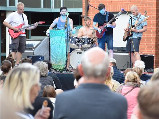 Rock vorm Rathaus, auch das gehört zur Langen Nacht. Foto: Strüning