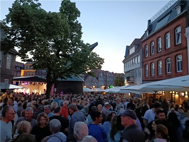 Katerstimmung nach Stader Altstadtfest: Was Besucher den Gastronomen vorwerfen Rockige Musik, ein lauer Frühsommerabend und Feierlaune: Der Platz am Fischmarkt war am Sonnabend beim Altstadtfest voller Menschen. Fotos: Bisping