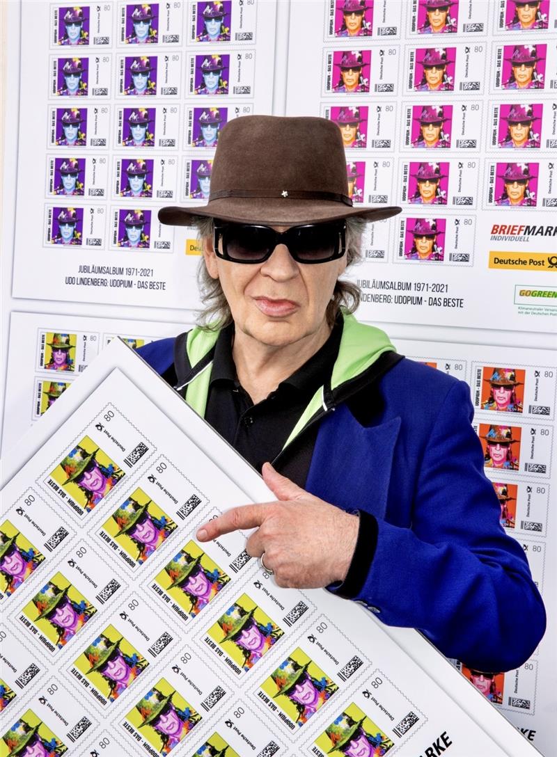 Rockmusiker Udo Lindenberg zeigt einen Ausdruck seiner Sonderbriefmarken, die für einen guten Zweck versteigert werden (undatierte Aufnahme). Foto: Tine Acke/lanz-unlimited communications/dpa