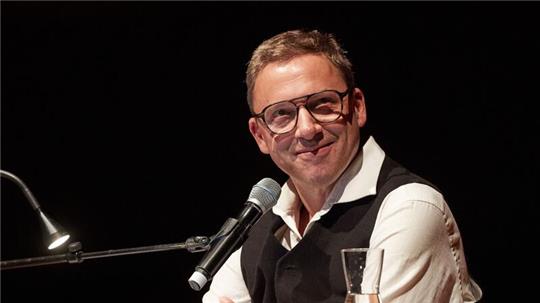 Rocko Schamonis Alter Ego trifft in dem Vierteiler Klaas Heufer-Umlauf, Joy Denalane, Linda Zervakis und Charly Hübner.