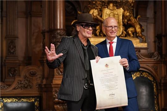 Rocksänger Udo Lindenberg (l) erhält von Hamburgs Bürgermeister Peter Tschentscher (SPD)die Ehrenbürgerwürde.