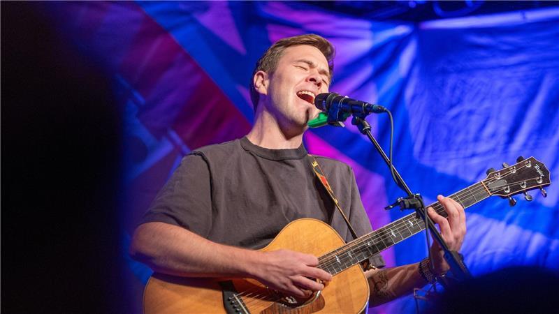 Rockt demnächst auch den Bierkönig am Ballermann: der oberbayerische Sänger Oimara.  