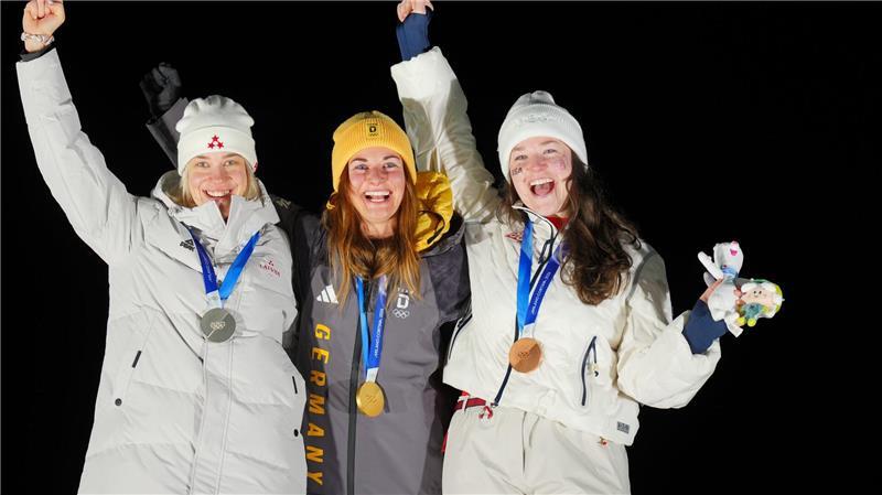 Rodel-Silber hinter Taubitz ging an Elina Bota aus Lettland (l), Bronze an Ashley Farquharson aus den USA.