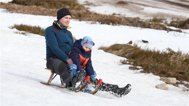 Rodeln ist an einigen Stellen am Wurmberg im Harz noch möglich.