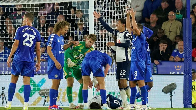 Tottenham-Profi Bentancur geht nach Kopfballduell K.o. Rodrigo Bentancur knallte im Spiel der Tottenham Hotspur gegen Leicester City heftig mit einem Gegenspieler zusammen.