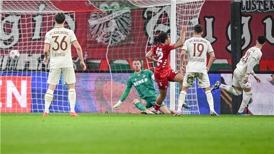 Rodrigo Ribeiro (r) erzielt die Augsburger Führung.