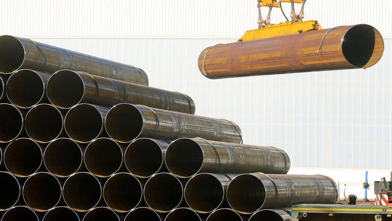 Salzgitter verkauft Tochter Mannesmann Stainless Tubes Röhren der Salzgitter Mannesmann Röhrenwerke werden in Mülheim (Nordrhein-Westfalen) sortiert. (Archiv)