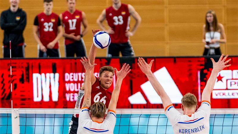 Volleyballer scheiden bei EM gegen Titelverteidiger aus Röhrs (M) und das deutsche Team konnten den Gegner zu selten stoppen. (Archivbild)