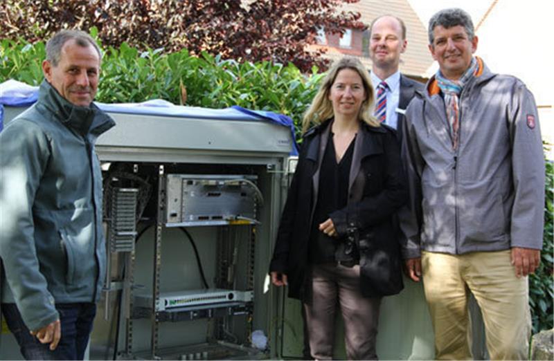 Roger Courtault, Bauamtsleiter der Samtgemeinde Horneburg, Birgit Butter, stellvertretende Ortsbürgermeisterin von Hedendorf, Björn Muth, EWE-Kommunalbetreuer der Geschäftsregion Bremervörde/Seevetal, und Matthias Herwede, Samtgemeindebürgermeister von Horneburg, (von links) vor einem der zwölf neuen Kabelverzweiger.