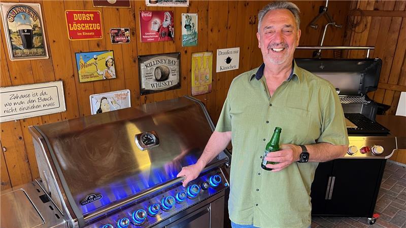 Grill-Experte Roger aus Stade: Diese Fehler unbedingt vermeiden Roger aus den Erlen-Stüven zeigt die typische Haltung eines Grillers: Eine Hand am Grill, eine am Bier. Und der Deckel bleibt zu.