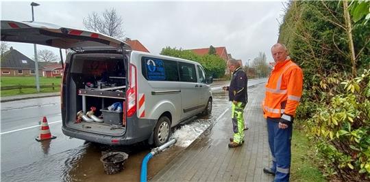 Rohrnetzspülung an der Hollernstraße: Ralf Boldt (rechts) und Michael Schwager im Einsatz. Foto: Lohmann