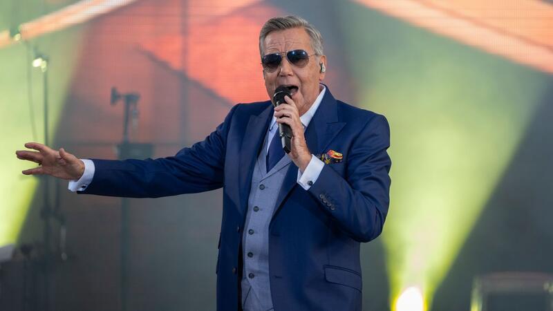 Roland Kaiser steht zum Auftakt der „Kaisermania“ 2023 auf der Bühne am Elbufer.