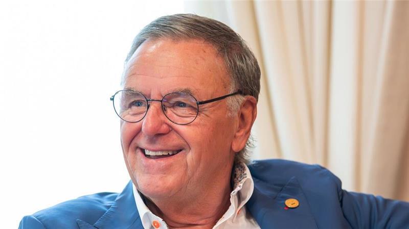 Roland Mack testet auch mit 75 neue Achterbahnen.