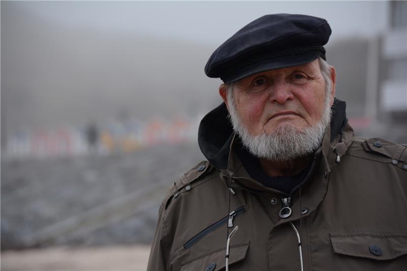 Der mit den Robben spricht Rolf Blädel geht auf Helgoland in seine 30. Robbensaison. Jedes Jahr zählt er im Winter die Neugeborenen auf der Düne. Foto: Maffiotte