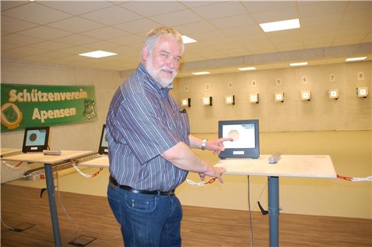 Rolf Bürger, Vorsitzender des Schützenvereins Apensen, zeigt die digitale Schießsportanlage. Fotos: Laudien