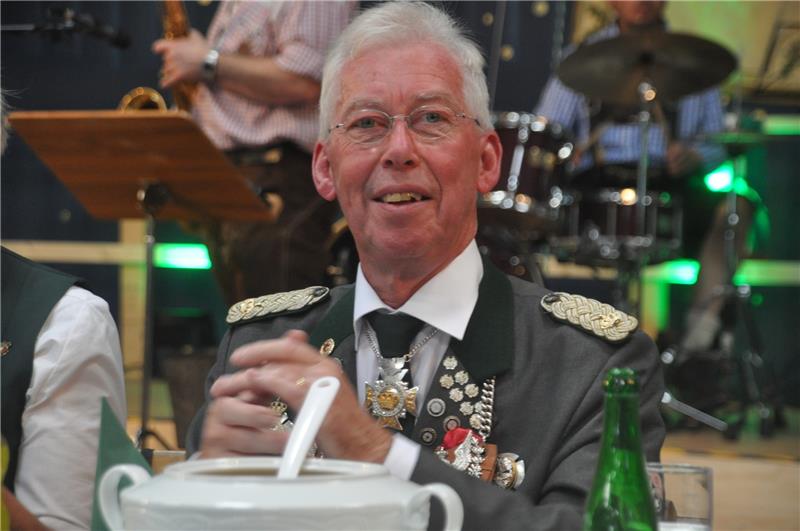 Rolf-Dietrich Wahlen begrüßt in der Bootshalle seine Gäste zum 84. Steinkirchener Schützenfrühstück. Fotos: Wahba
