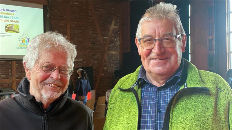 Rolf Hartmann und Werner Schäfer genießen die entspannte Atmosphäre beim offenen Singen in der Seminarturnhalle.
