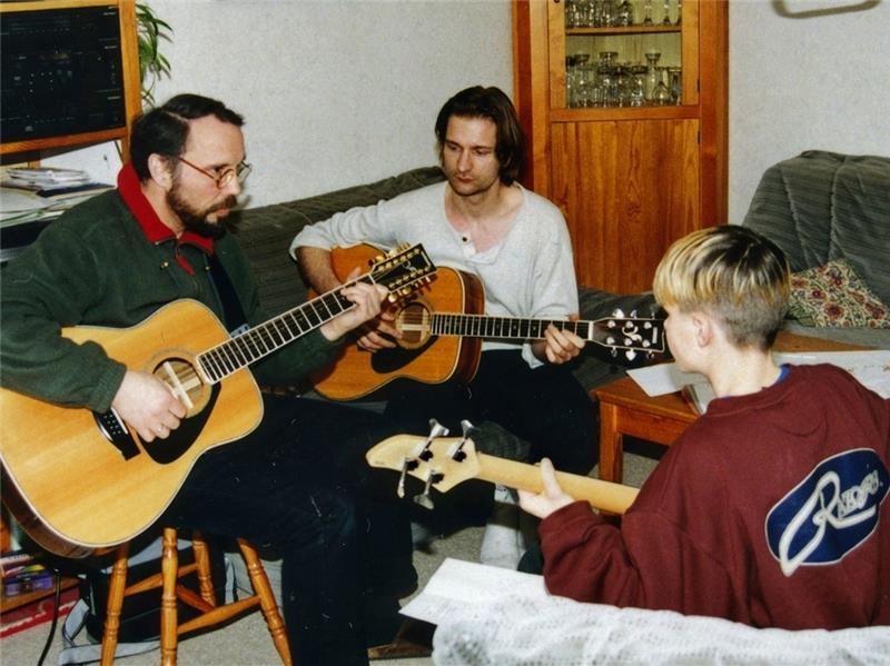 Ein Fredenbecker beim ESC: „Papa, ich will mal Rockstar werden“ Rolf Helmecke (links) macht mit Sohn Klaas alias Class Grenayde von Lord of the Lost (rechts) und dessen Onkel Heiko 1998 zusammen im Wohnzimmer Musik.