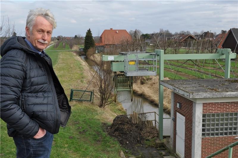 Rolf Lühders auf dem Lühedeich beim Pumpenhaus. Über den Laufgraben wird das Regenwasser Grünendeichs in die Lühe geleitet. Foto: Lankuttis