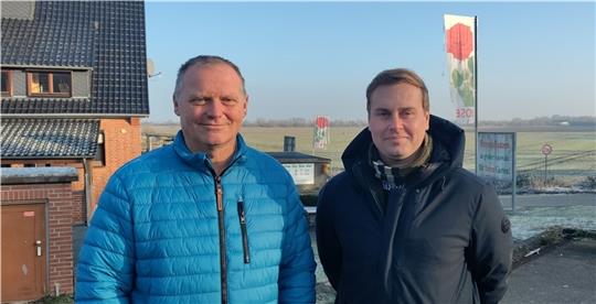 Rolf Michel (li.) und Tim Schulenburg wollen das Seniorenwohnprojekt „Rosenquartier“ am Bahnhof Dollern entwickeln. Foto: Lohmann