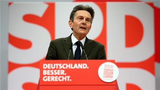 Rolf Mützenich hält nicht viel von einer Rückkehr zur Wehrpflicht.