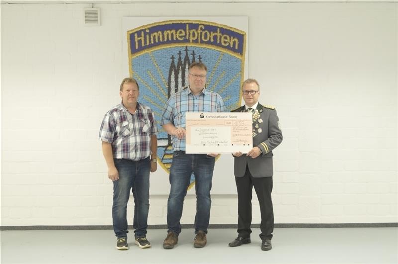 Rolf Quadt (links) und Ingo Döhring vom Förderverein übergeben eine Spende an Schützenpräsident Lars Zimmermann (rechts). Foto: Schützenverein