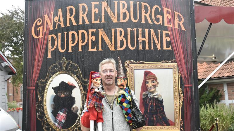 Rolf Reinsch begeistert sein Publikum mit alten Handpuppen. 
