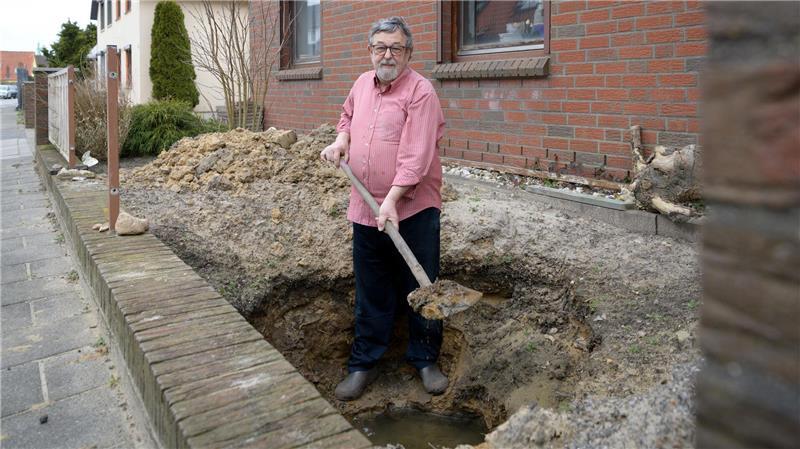 Hohes Grundwasser durchtränkt Vorgarten Rolf Rittmeyer hat in Geestemünde Wasserprobleme.