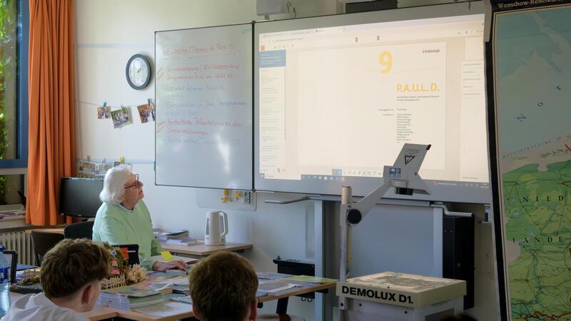 Rolf Traue demonstriert die Unterschiede zwischen der alten und neuen Schultechnik.