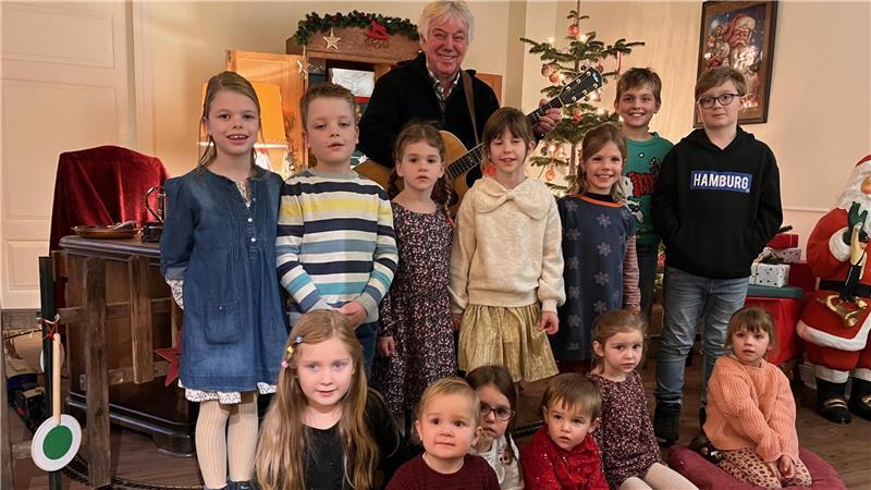 Rolf Zuckowski besuchte das Christkindpostamt Himmelpforten - und sang natürlich auch zusammen mit Kindern aus der Samtgemeinde.