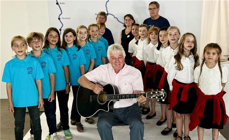 Rolf Zuckowski mit jungen Sängerinnen von zwei Elbkinderland-Chören.