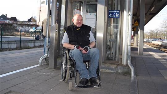 Rollstuhlfahrer Jens Fabig vor dem defekten Fahrstuhl zwischen den Bahngleisen 2 und 3 am Bahnhof Buxtehude. Auf dem Weg zur Arbeit nach Stade ist er auf den Lift angewiesen.