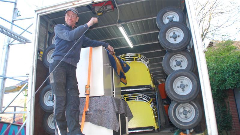 Roman Brüel packt die Gondeln aus dem Lkw aus.