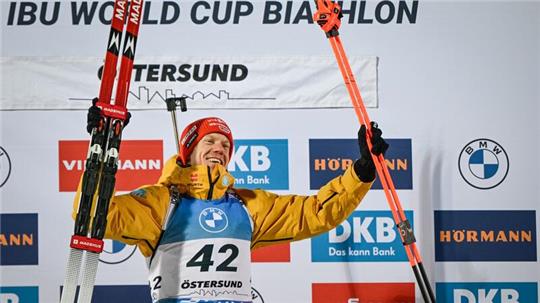 Roman Rees feiert seinen Sieg in Östersund.