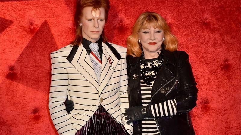 50 Jahre Bowie in Berlin: Er kam zum Cleanwerden Romy Haag im September 2017 bei Madame Tussauds in Berlin neben der Wachsfigur des Musikers David Bowie.