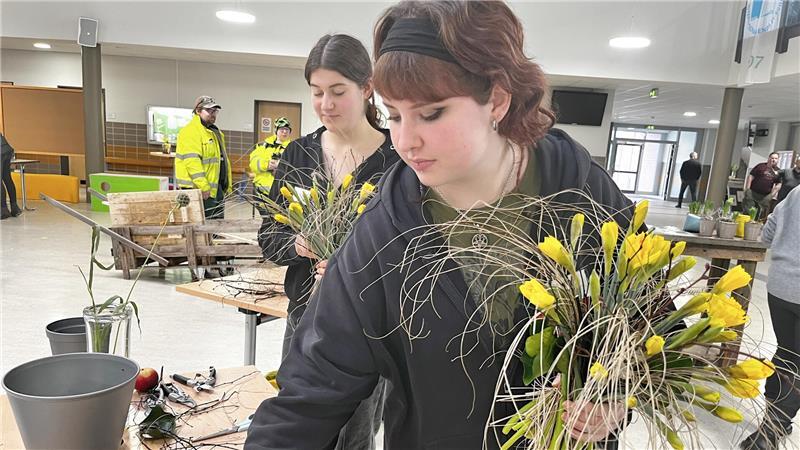 Romy Winter (links) und Lea Ebenstreit lernen in der Berufsfachschule Floristik.